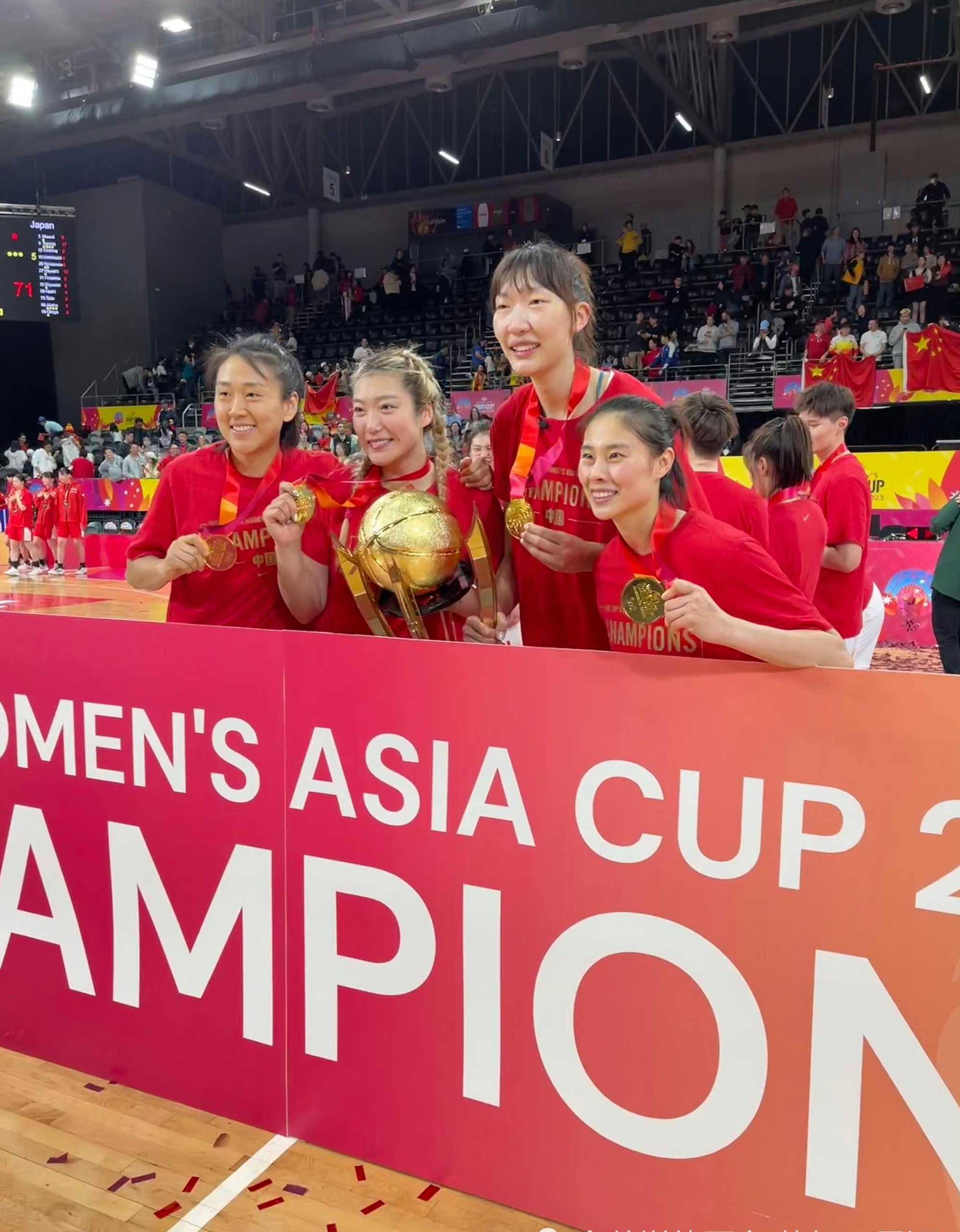 女篮球队勇夺国际杯冠军，为国女篮争光