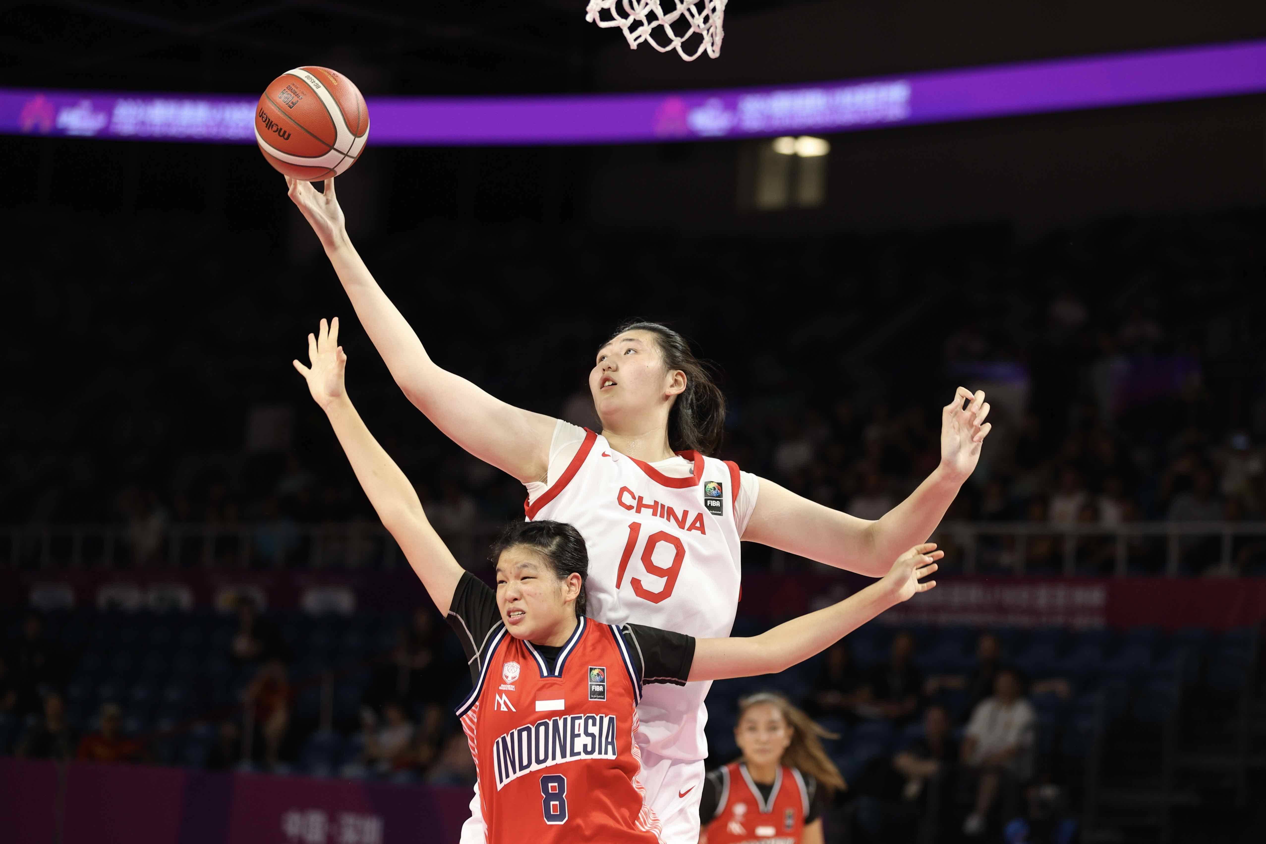 女篮球队勇夺国际杯冠军，为国女篮争光