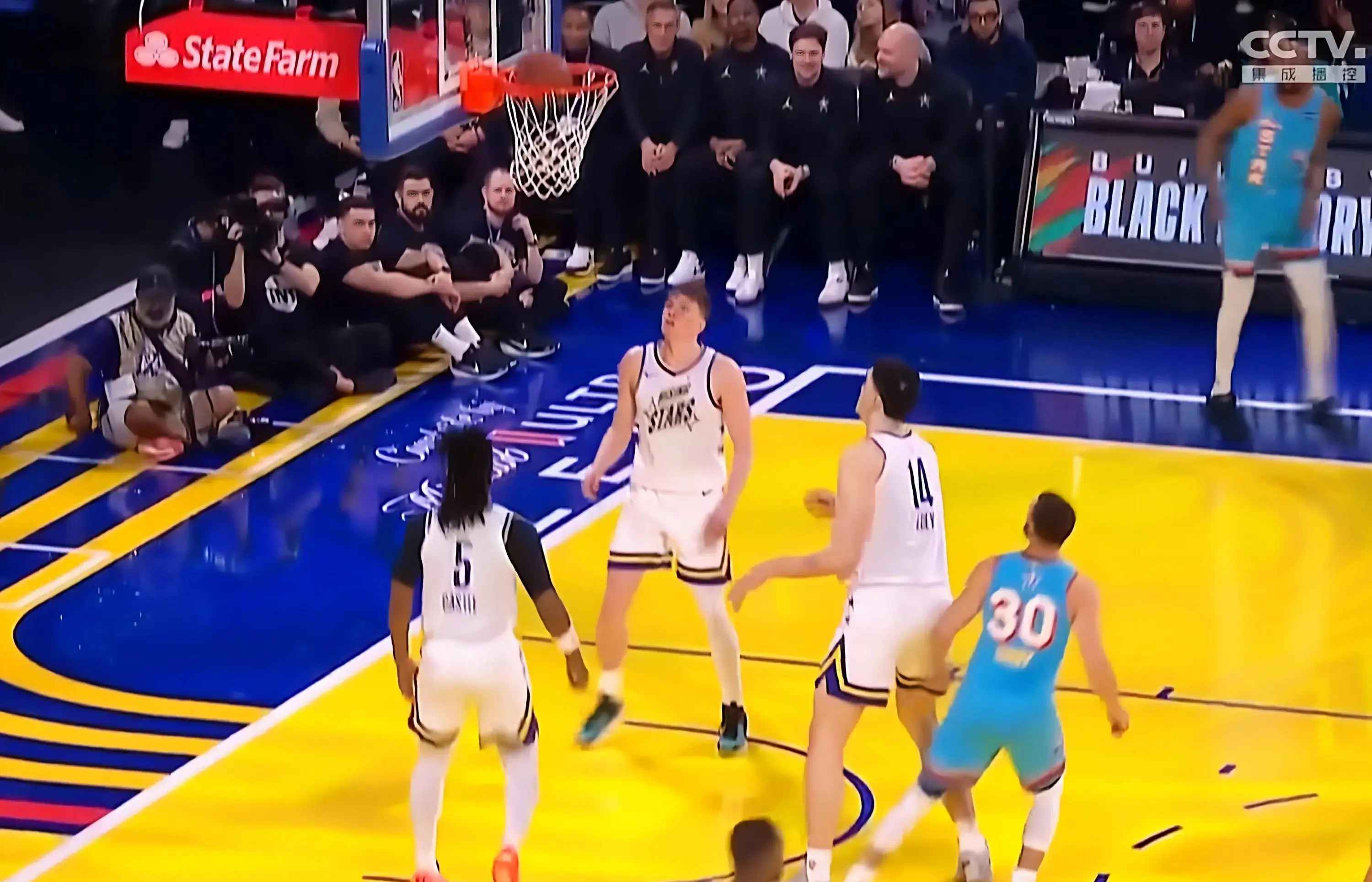NBA明星周末精彩来袭！东西部对抗赛谁能笑到最后？