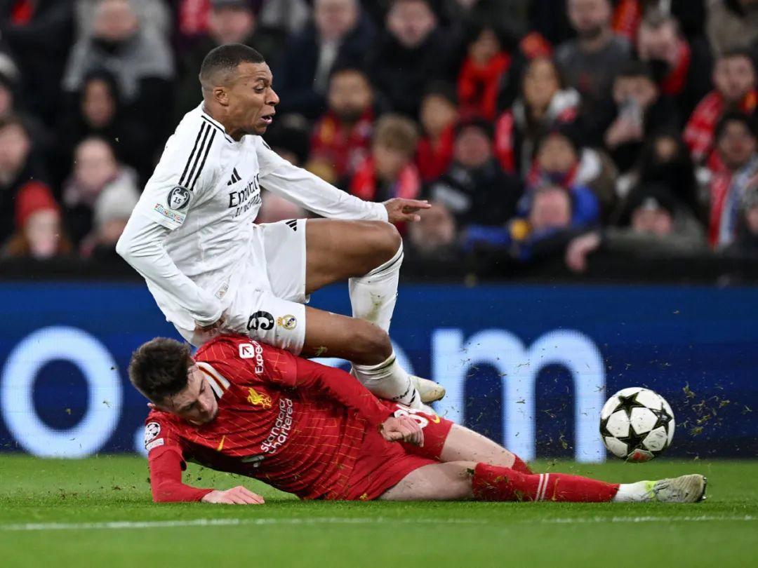 法国足球比赛中锋线凶猛攻击