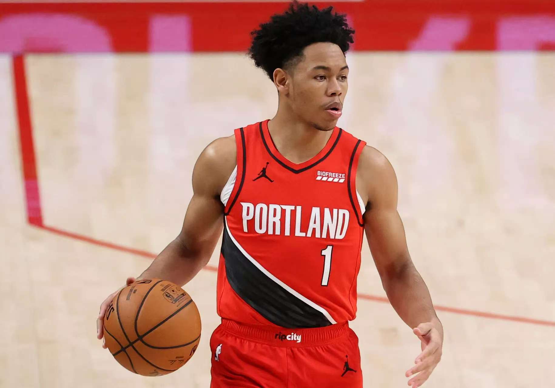 开拓者主场胜马刺，米切尔三分活跃