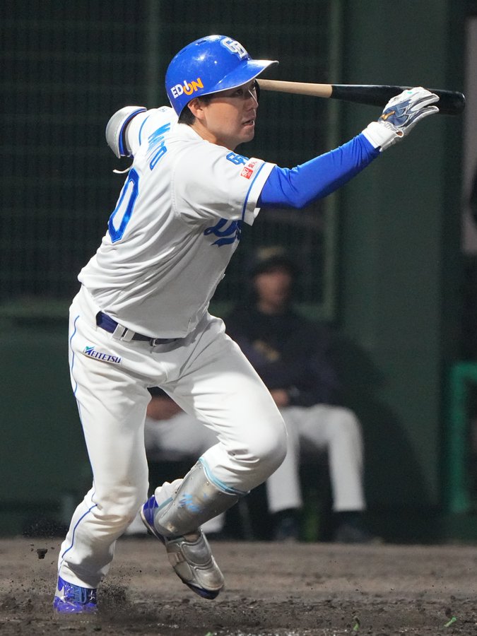 克罗地亚棒球选手轰出全垒打