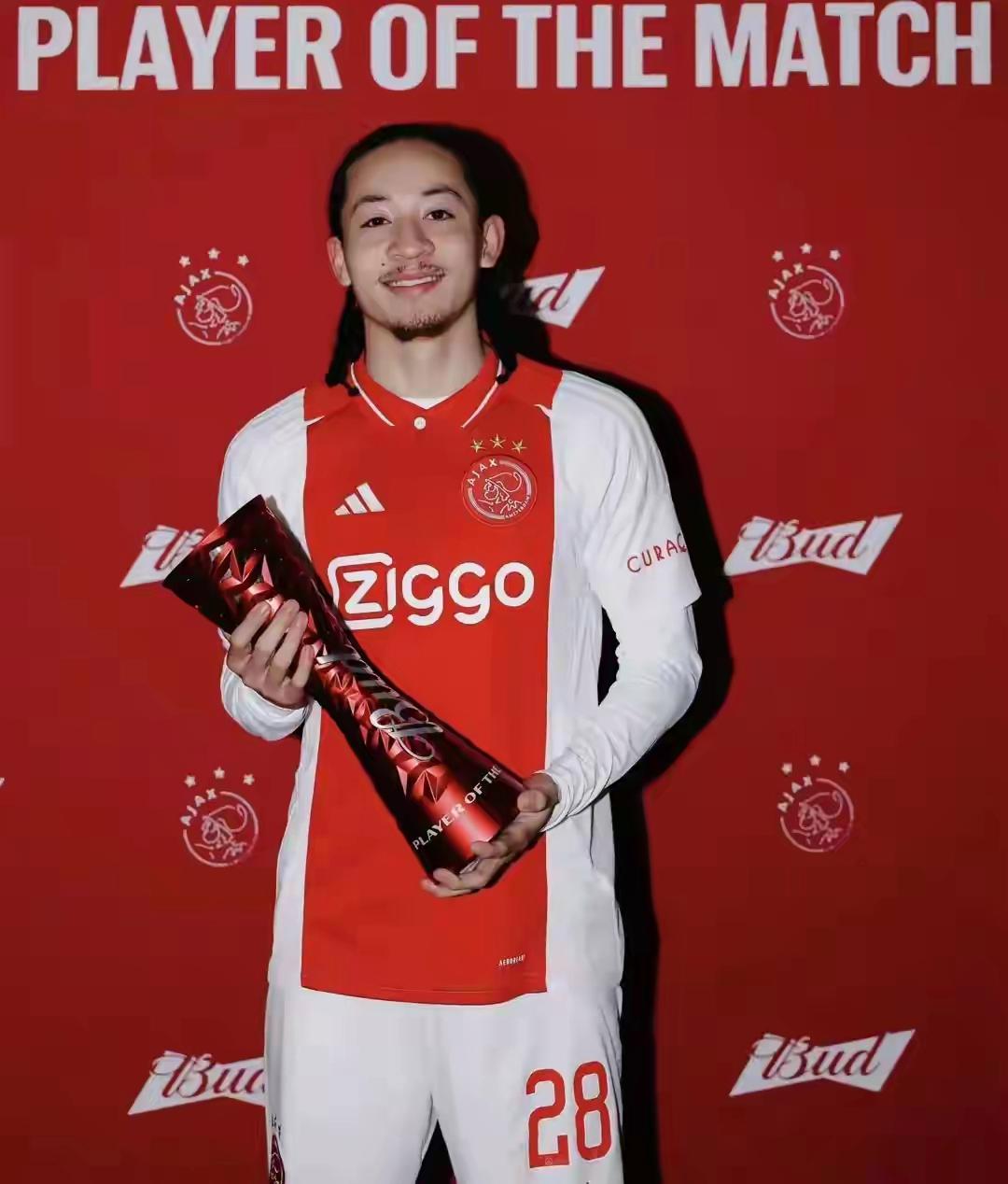 阿贾克斯前锋凭借个人能力破门