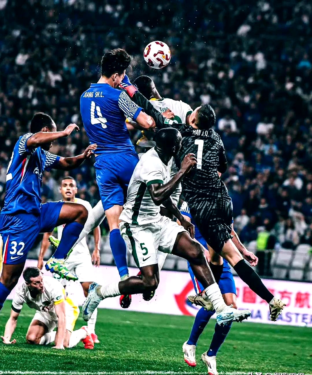 艰难取胜，球队在比赛中突破对手防线