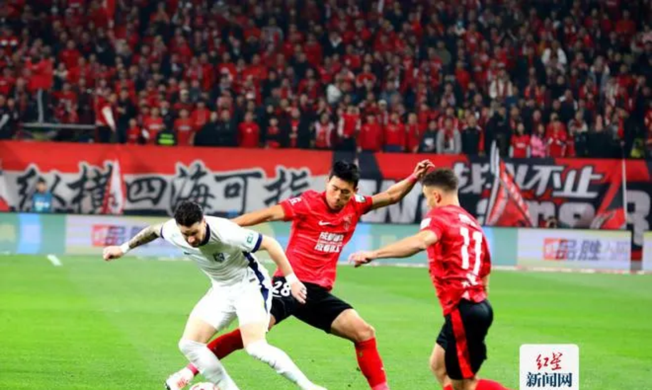 艰难取胜，球队在比赛中突破对手防线