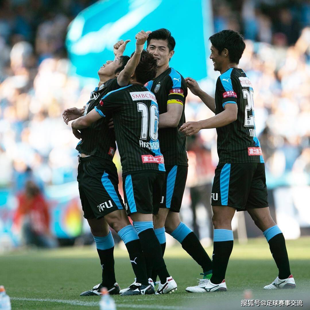 包含广岛三箭努力追逐胜利，争取晋级机会的词条