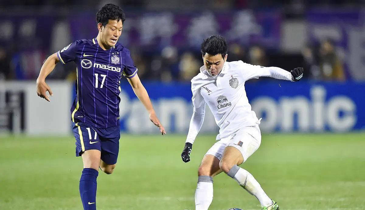 包含广岛三箭努力追逐胜利，争取晋级机会的词条