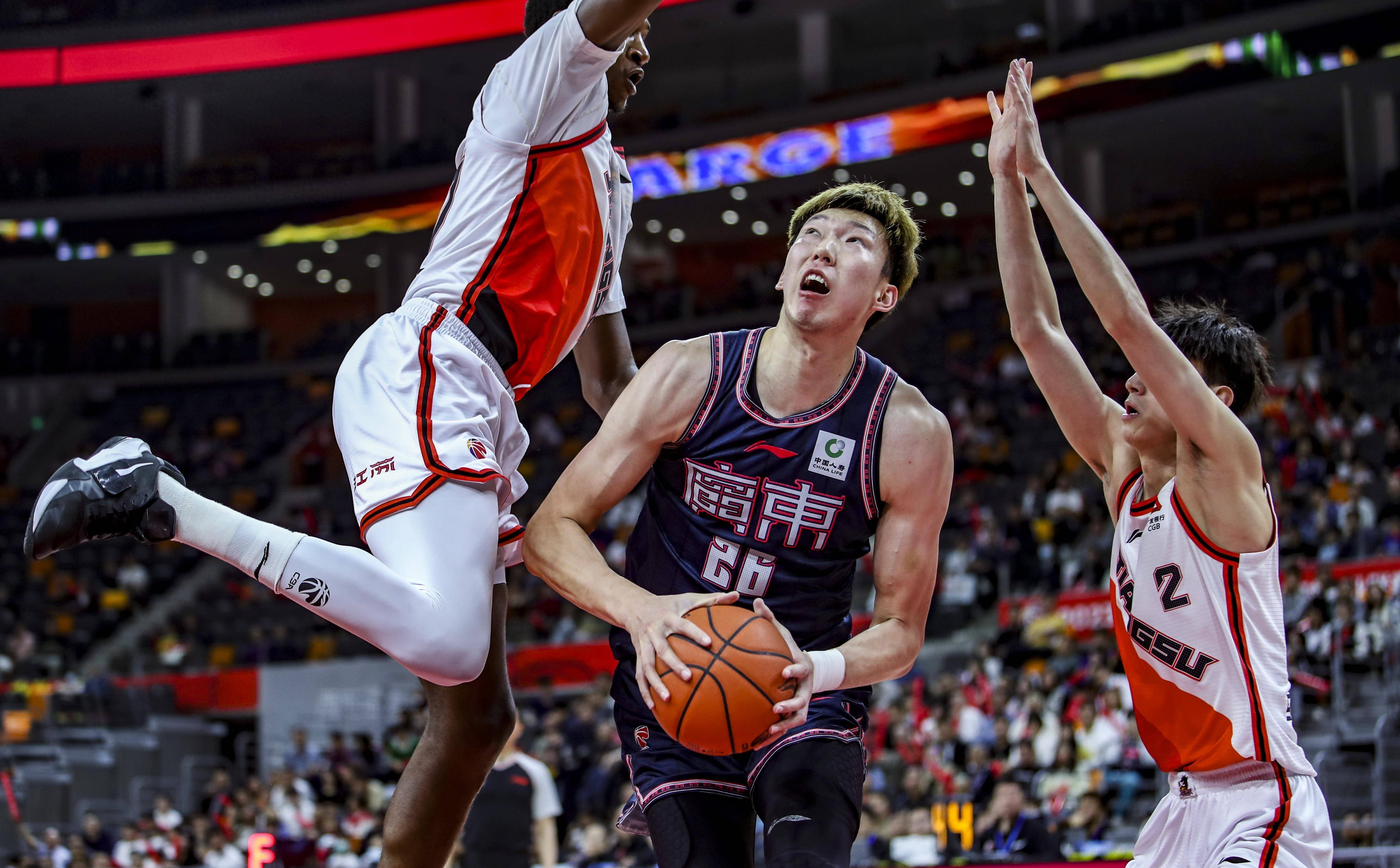 男篮联赛球员在场上的表现引发热议