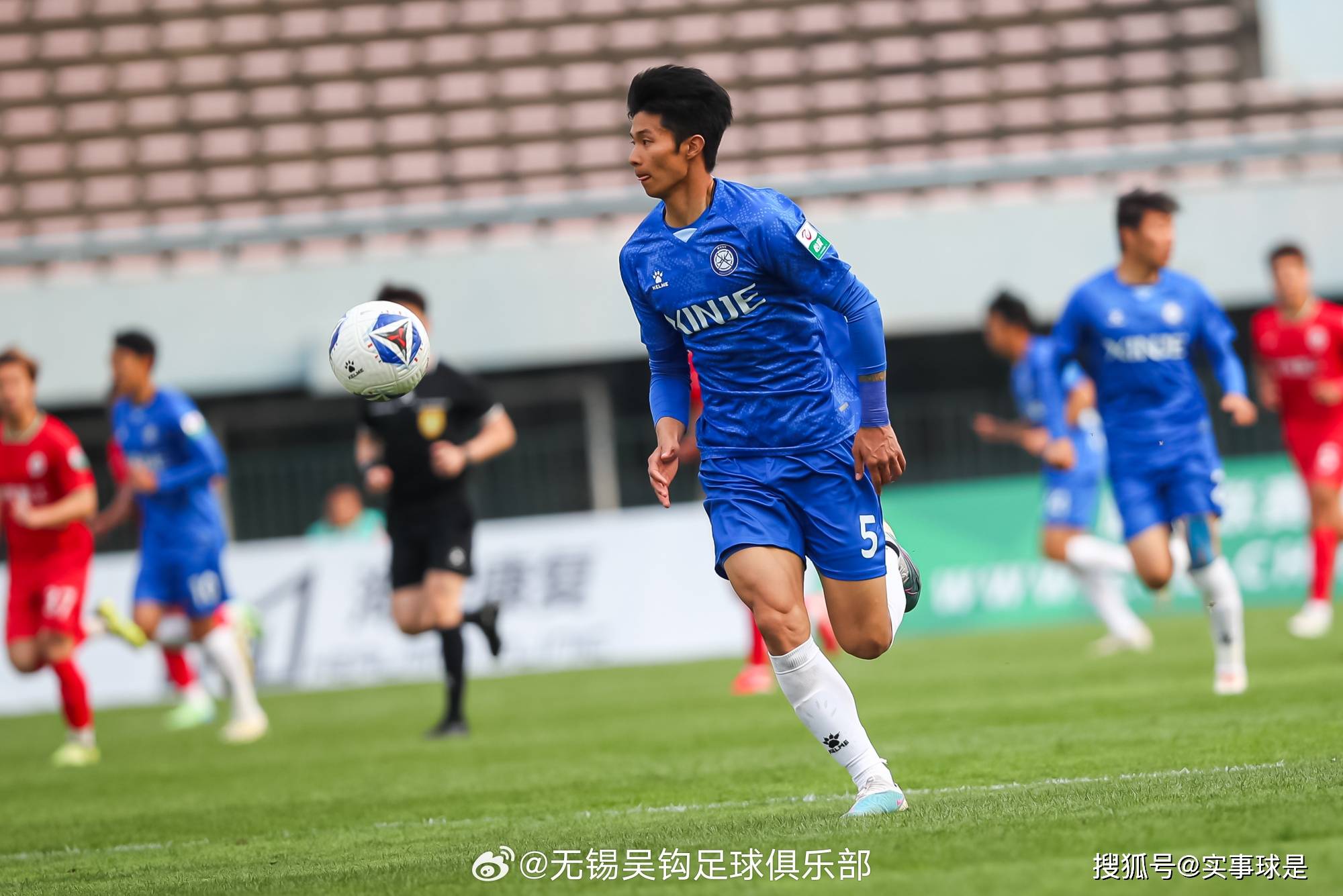 南北球队在场上展开了激烈角逐