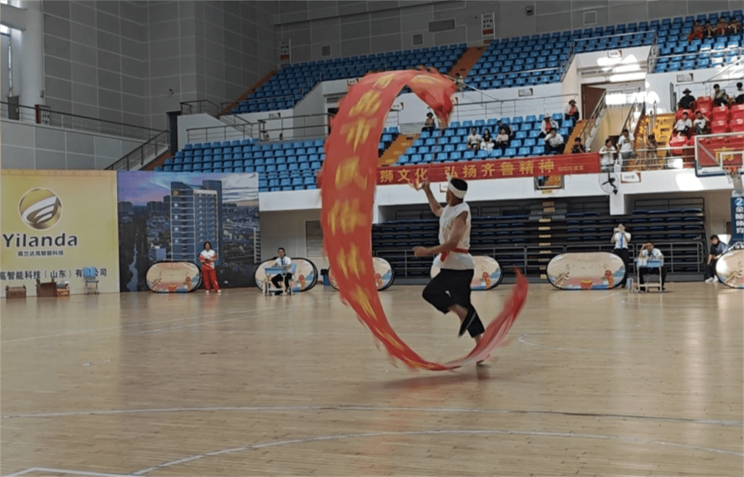 南北球队在场上展开了激烈角逐