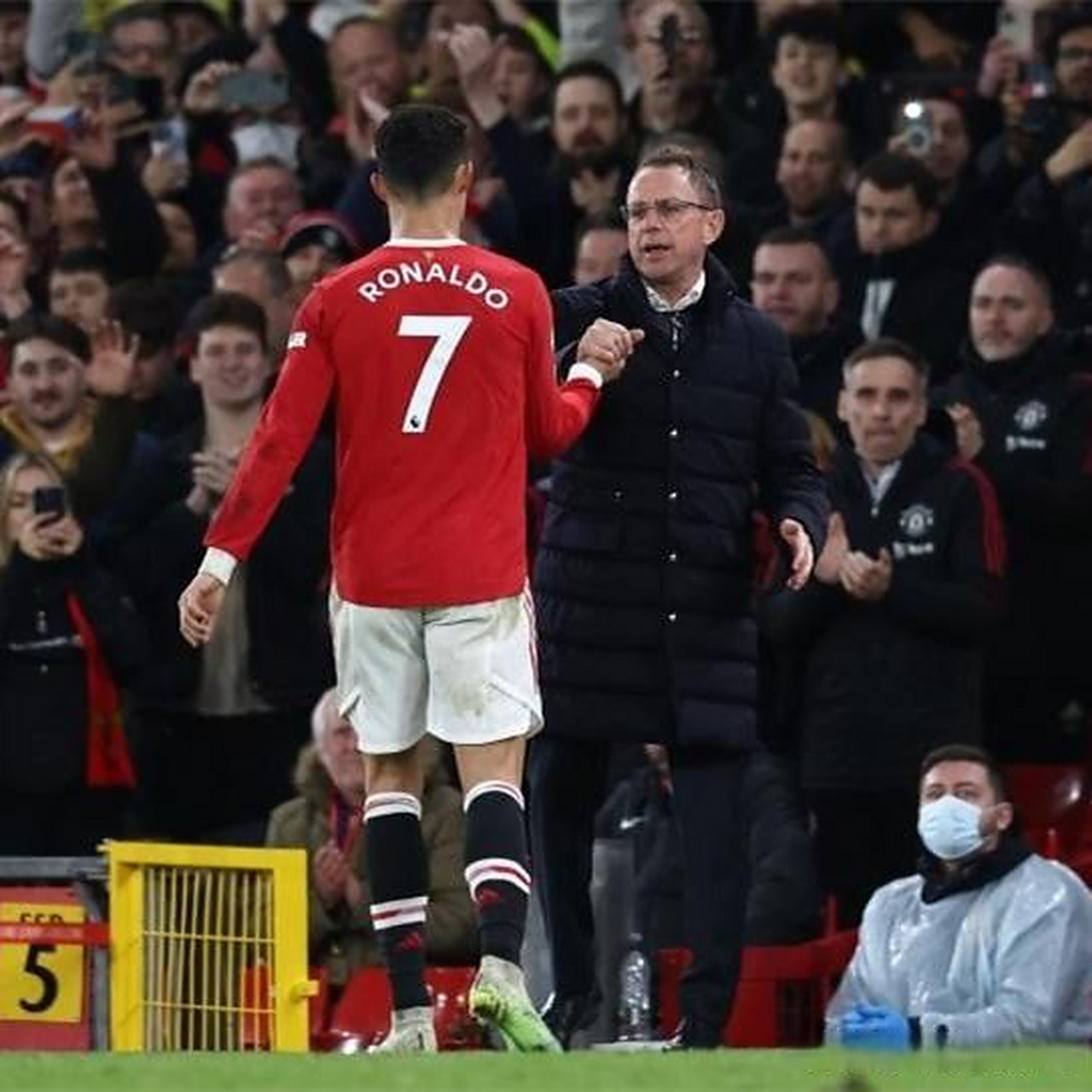 队长受伤下场，球队困境不断加深