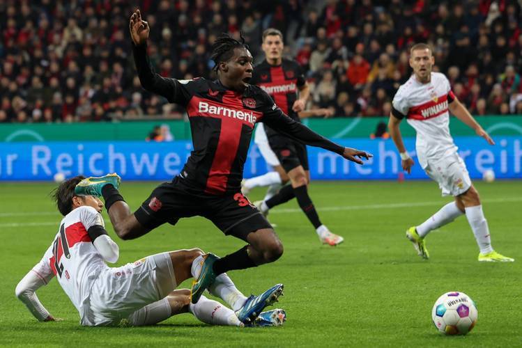 法兰克福逆袭领头，将勒沃库森溜走