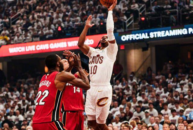 爵士惜败太阳，米切尔砍下全队最高30分