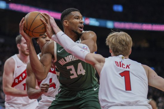 雄鹿擒开拓者，字母哥狂砍34+10，利拉德无力回天